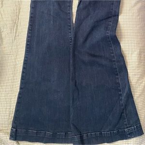 HUDSON Super cute bell-bottom high waisted jeans! Size 9-10